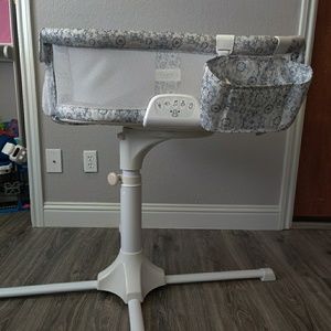 HALO Bassinest Luxe Series Swivel Sleeper in Blu